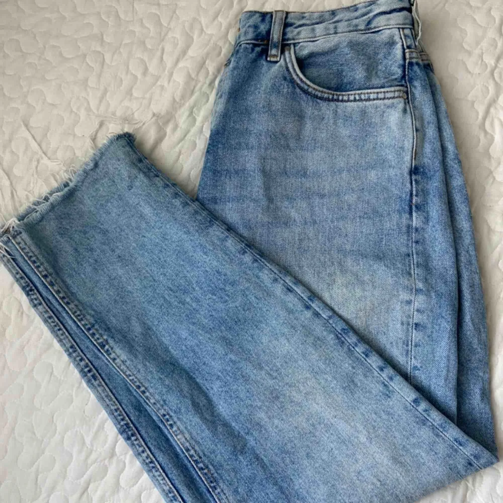 Girlfriend-jeans från Karve! Använda fåtal gånger men ena hällan är sönder men är i övrigt i superfint skick!💘 jag är 1.74 cm lång . Jeans & Byxor.