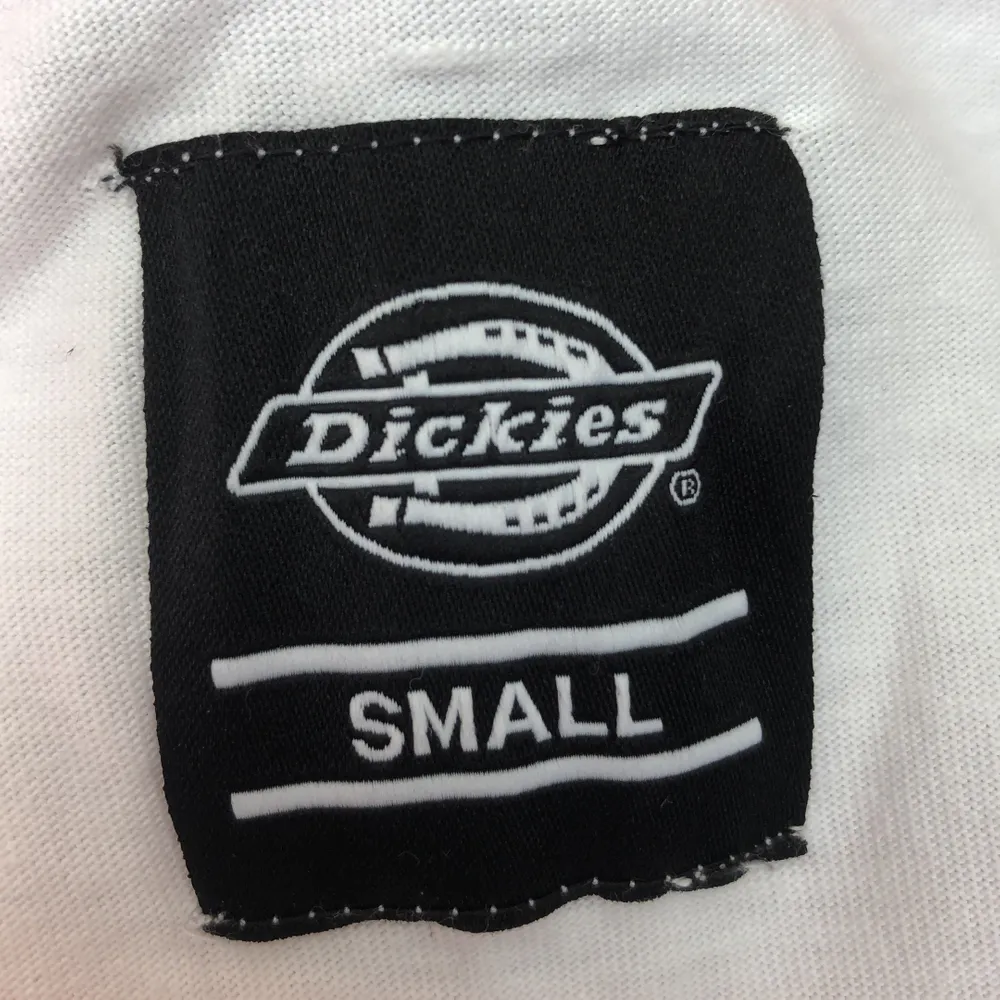 Bekväm, långärmad Dickies tröja som bara är använd 2-3 gånger. Storleken är Small, men känns mer som en Medium tröja, se på bilden (jag är 174cm). T-shirts.