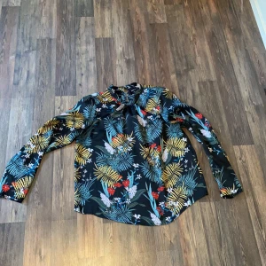 Blommig blus från Gina tricot strl 38 - Blommig blus från Gina tricot. Sömmen där bak sprack en gång men jag har sytt ihop det. Strl 38. Kan mötas upp i Stockholm och tar emot både swish och kontanter. Vill bara bli av med allt! Pruta gärna! Kan säkert fixa bra paketpris! 