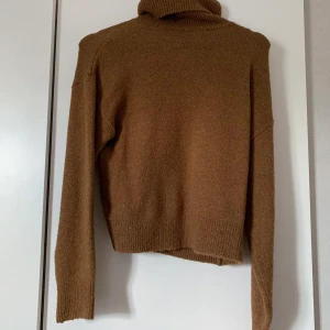 Brun stickad tröja - Så fin och skön stickad tröja , perfekt till kallare tider 🖤 pris 70kr + frakt