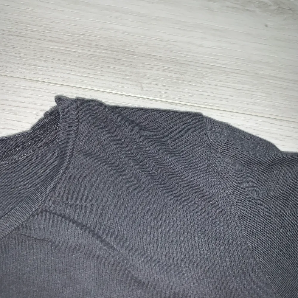 Säljer denna tshirt med omlott detalj nertill. Köpt på zara. Färgen är mörkgrå/off black. Storlek S. Använd ca 3ggr. Pris 20 + frakt. Tvättas och stryks innan frakt!💕. T-shirts.