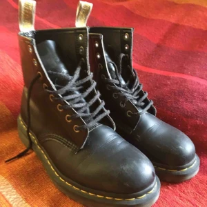  - veganska dr martens 8hål använda typ tre gånger och i bra skick förutom en liten skråma fram på ena skon, tyvärr för små för mig och har legat i en byrålåda i ett år