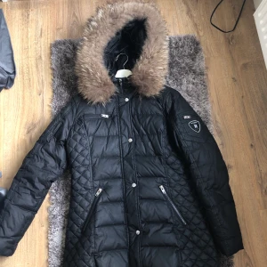 Rocken bjue Jacka - Köpte denna förra året vid jul, använd 3-4 gånger. Den är den mellarsta modellen, köptes för 3995kr.  Den har blivir för stor för mig tyvärr 😩 . Den ser helt ny ut!! Inget fel på den . ( äkta päls ) priset ändras inte. 💗✌🏼 