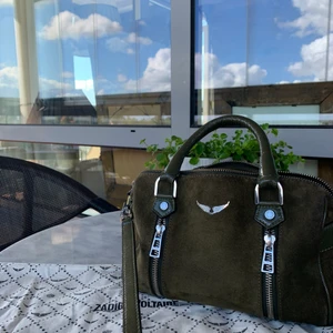 ZADIG SUNNY BAG - säljer denna Zadig Voltaire sunny bag i storlek small. Den är i grönt mocka och köpt i augusti 2019. Väl använd men i väldigt bra skick, har skött den väl med mocka spray. Säljer pga att jag inte använder den längre! Inte så jätte noga med priset vill mest bli av med den! Köpt för 4000kr!