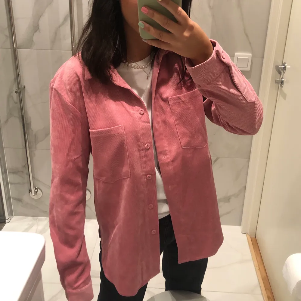 Säljer denna rosa lite overzised machester skjorta, storlek S. Den är i mycket fint skick då den knappt är använd! Frakt tillkommer💕. Skjortor.