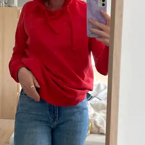 Skit fin röd hoodie! Jättebra att ha en basic tröja i garderoben!! Säljer då jag har 1000 hoodies haha. Köpt från Gina Tricot i storlek S❤️ 