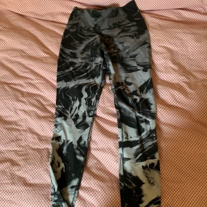 Snygga tröningsbyxor - Knappt använt snygga byxor storlek xs-s.
