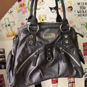 glittrig - lila glittrig väska💜 köpt second hand å säljer då den inte kommer till användning:( coola silver detaljer 