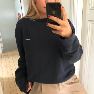 Nike sweatshirt  - Mörk blå Nike sweatshirt köpt second hand. Storleken är L men passar snyggt oversize. Frakt tillkommer ca 70 kr. Pga av stort intresse buda i kommentarerna💕 