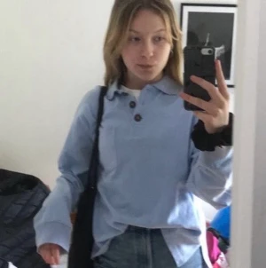 Piké tröja - Jättefin ”piké” från monki!! Använt några gånger=väldigt bra skick!! Oversized/stor i storleken för att vara XXS. Nypris 250kr säljer för 120+frakt 