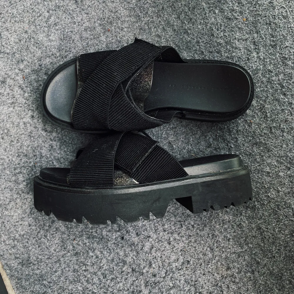 Svarta sandaler från ZARA stl 39. Kan skickas (frakt tillkommer) 🌸. Skor.