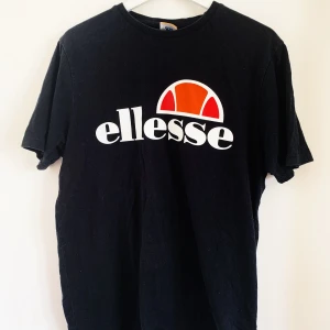 Ellesse t-shirt  - Svart T-shirt från Ellesse💕 Knappt använd. Stort tryck på bröstet. Kan sitta oversized!