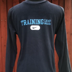 Oldschool Nike tröja - Oldschool superfet long sleeve tröja från Nike. Marinblå i bra skick! 🤩 Barn storlek L/152-158cm så vuxen storlek XS/S! Köparen står för frakten.