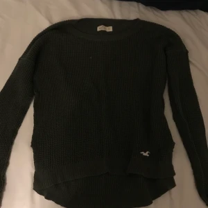 Grön stickad tröja - Grön stickad tröja från Hollister med slits på sidorna. Sparsamt använd. Köparen står för frakten men pris går att diskutera så att alla blir nöjda!💗 Hör av er om det önskas mer bilder eller om ni undrar över något💗