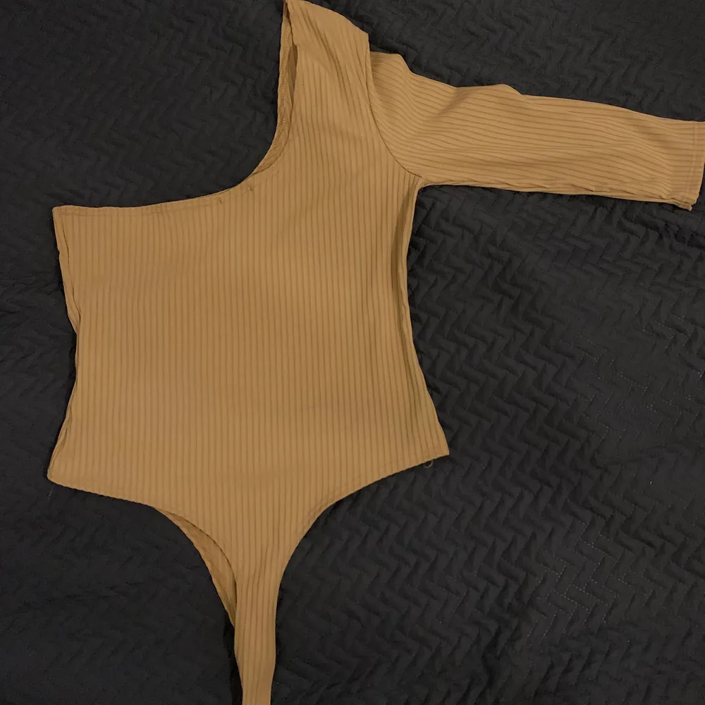 Denna beige bodysuit är i mycket bra skicka, den är endast använd ett enstaka gånger. Den är storlek 12/42 men skulle säga att den passar M/L. . Tröjor & Koftor.
