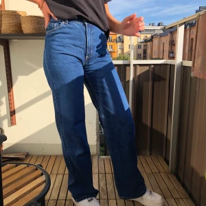 Yoko jeans från monki - behöver tyvärr sälja mina snygga yoko jeans då dom sitter lite tajt på mig, inte så mycket använda. Modellen Yoko som är vida och high waisted och dom är lite tunnare i tyget än de ljusblåa. Min kompis är modell på bilden och hon är 165☮️✨💖fraktar eller möts upp i sthlm