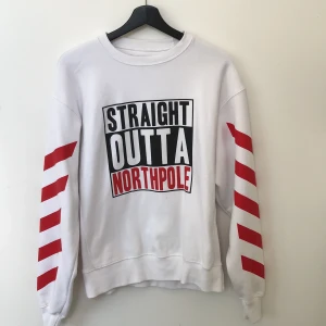 Super cozy sweater - SUPER COZY! I’m size S and this shirt is XS!! Super oversized so I would say that it’s more for sizes M-L, however it’s wearable for size S as well. Some stains on the sleeves. Fairly used. Goes for both women and men!😊