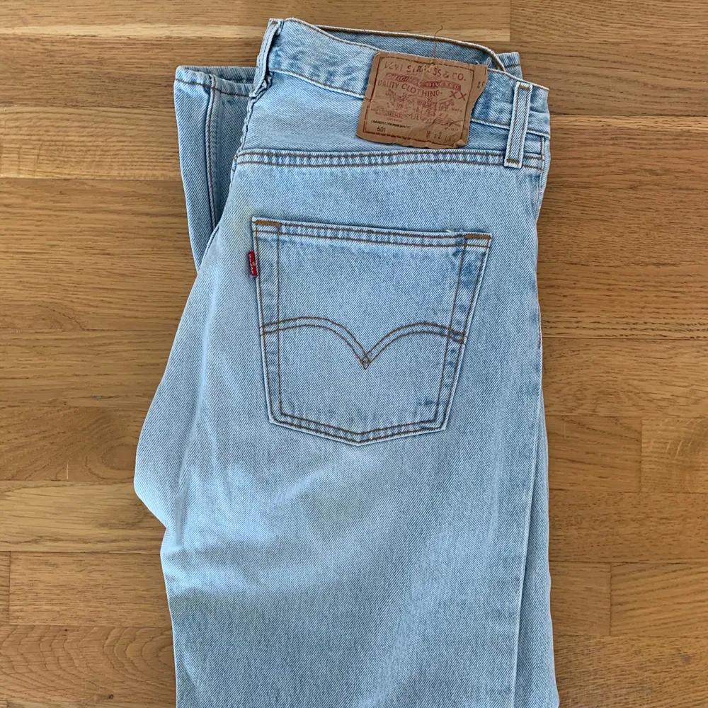 Vintage Levi’s 501  400kr + porto (66kr Postnord Skicka Lätt)  Stl: 32/32 (vintage så se mått nedan)  Mått: Midja: 38cm Innerbenslängd: 82cm Över lår: 26cm Vid benslut: 20cm . Jeans & Byxor.