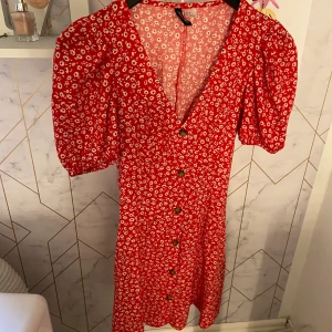 Klänning - Säljer min fina klänning ifrån HM, den är i nyskick, säljer den Ågren: för liten💞
