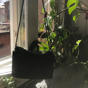 handväska i läder&mocka - svart handväska m. silverdragkedja och massa praktiska fack. Nästan helt oanvänd. Inga bud är skambud på ellasandrahand!❤️💕