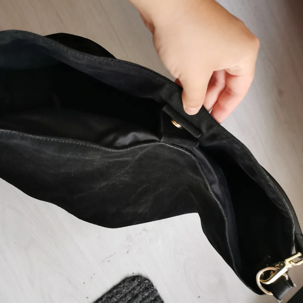 Rymlig svart väska i mockaimitation från Zara. Säljes för 150 kr i kl. frakt. . Väskor.