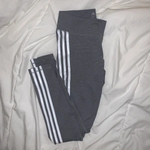 Adidas tights - Använt dem väldigt få gånger så dem är i perfekt skick. Ord. Pris: 750 