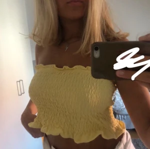 bandeau topp - säljer min gula bandeau topp från nelly! skitsnygg och sparsamt använd. Hör av er om ni har någon fundering✨✨