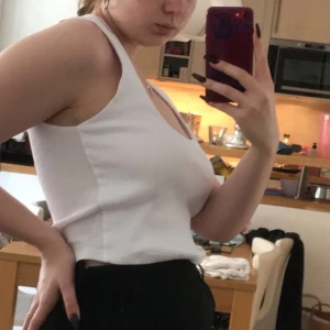 Linne från Zara! - Snyggt linne från Zara i ribbat material💓 aldrig använt tyvärr😪 Det är en storlek S men den är lite stor i storleken, skulle nog sitta bättre på en M eller L❤️ 