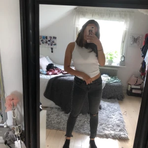 Zara Jeans med snake detalj - Asballa jeans från zara med en väldigt cool snakeprint detalj! Har hål på ett av benet och sitter väldigt snyggt på! Köparen står för frakt❤️❤️