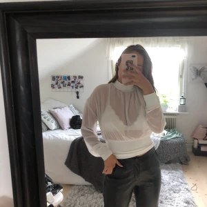 Vid mesh blus - Superstilig blus i mesh material med en luftig fit, passar både till fest och till mer uppklädda tilfällen! Köparen står för frakt❤️❤️