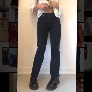 Jeans - Svarta högmidjade jeans med knappgylf❤️                 Jag kan mötas upp (finns på Södermalm) eller frakta (köparen står för fraktkostnad)