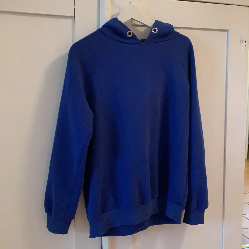 Blå hoodie från Gina Tricot i storlek S, knappt använd. Köparen står för frakt . Hoodies.