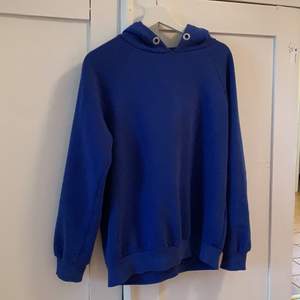 Blå hoodie från Gina Tricot i storlek S, knappt använd. Köparen står för frakt 