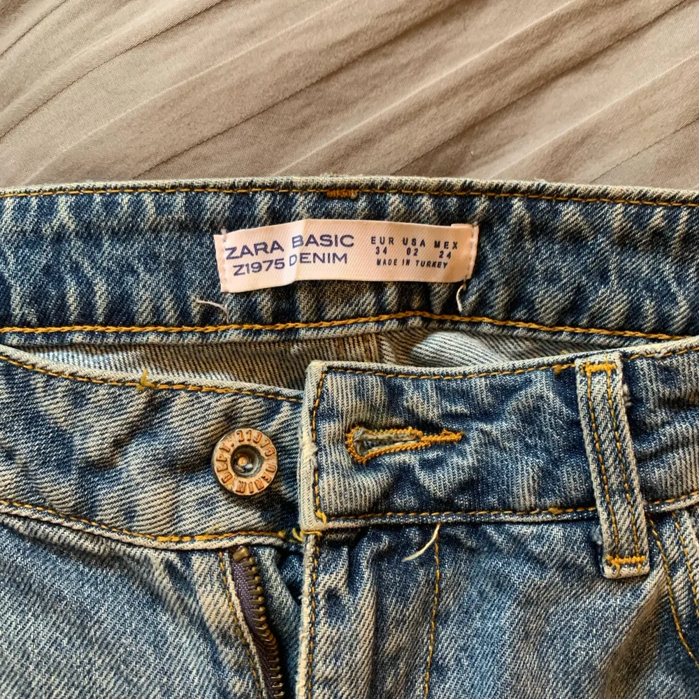 Jätte bekväma jeans från zara med en lite lägre midja och pärlor på ena benet passar mig med storlek 36 men sitter då lite tightare.                           Priset gäller utan frakt!. Jeans & Byxor.