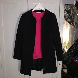 Kappa - Svart fin kappa från H&M, storlek: 34, jättefin, använd lite men i fint sick. Tvättas självklart innan köp, och kan skickas mot kostnad📦 pris kan diskuteras, gäller alla kläder jag säljer🥰