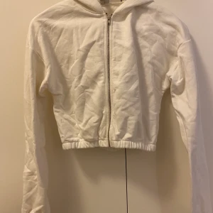 NELLY croppad kofta - En mysig vit kofta som även är trendigt croppad! Aldrig använd, bara provad. Frakt tillkommer!