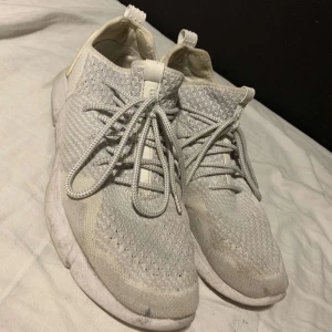 Cortica skor  - Vita Cortica skor, ganska använda men fortfarande snygga. Skriv bud⚡️