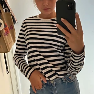 Svart/vit randig tröja ifrån Lager 157 - Storlek S, använd 2 gånger.