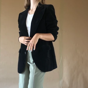 Vintage Manchesterkavaj  - Skitsnygg vintage manchesterkavaj i perfekt skick, köpt second hand✨ Sitter lite oversize på mig som är 174 och storlek 36! Säljer pga använder så sällan❤️