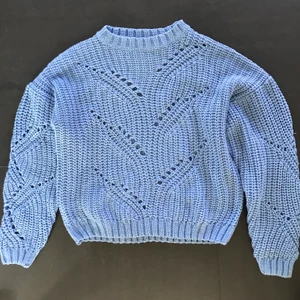 nakd stickad tröja - stockad blå tröja från nakd med hål i. köpt på outlet så finns inte att köpa mer! Denna tröjan är inte använd mycket men väldigt fin. Många intresserade så det blir budgivning, Buda i kommentarerna! frakt är exkluderat Högsta bud 200