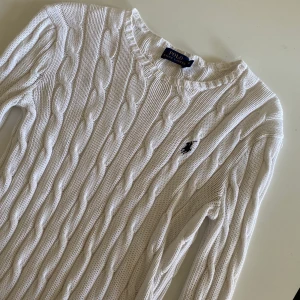 Ralph Lauren  - Vit kabelstickad tröja från Ralph Lauren. Storlek XS. Knappt använd