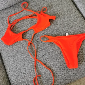 Bikini  - Helt ny bikini. Står storlek m men är mer som en s. Öppen vid brösten. 