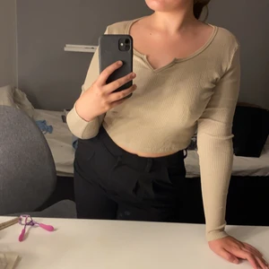 Gina tröja  - En fin kropad långärmad tröja från Ginatricot. Den är ribbad och har en liten slits vid bysten. Jätte fin nu till hösten och endast andvänd 1 till 2 gånger🥰
