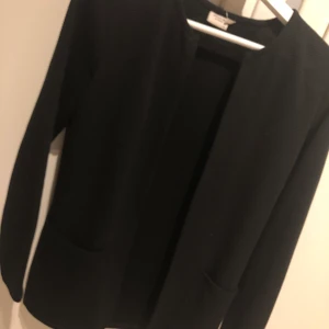 Kofta från veto moda - Kofta från vero moda, använd endast en gång. Säljer på grund av att den ej kommer till användning 