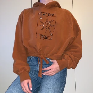 Handmålad hoodie - 🦋GOLDEN TEARS HOODIE🦋 Storlek: S Secondhand ifrån weekday men i helt suveränt nyskick!  Pris: 249 kr