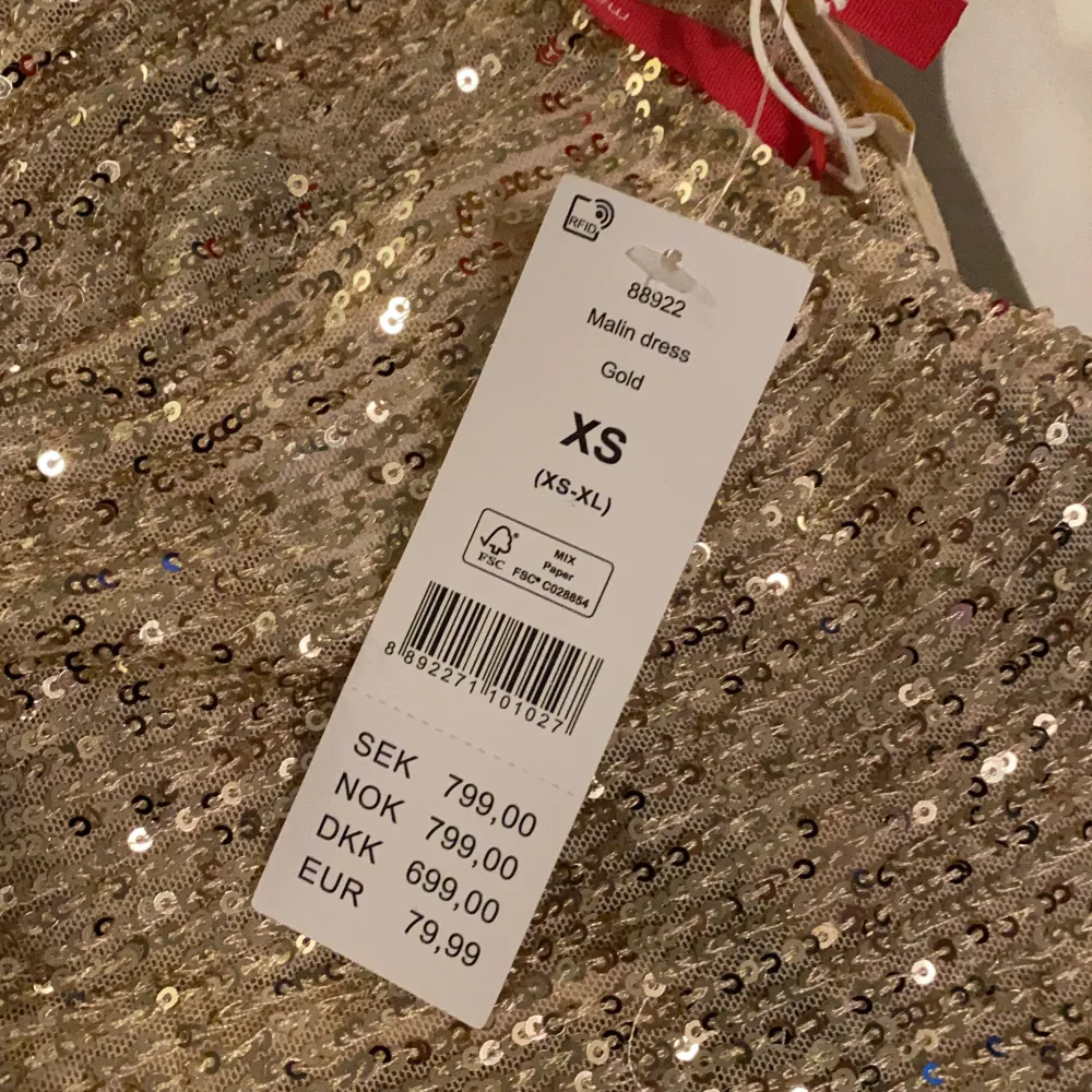 Superfin Maja Nilsson Lindelöf x Gina tricot klänning i modellen Malin. Sålde slut superfort när hon släppte sin kollektion! Storlek XS, aldrig använd och med lapp kvar. 799 kr (plus frakt 63kr eller möts upp i Stockholm) pris kan diskuteras. . Klänningar.