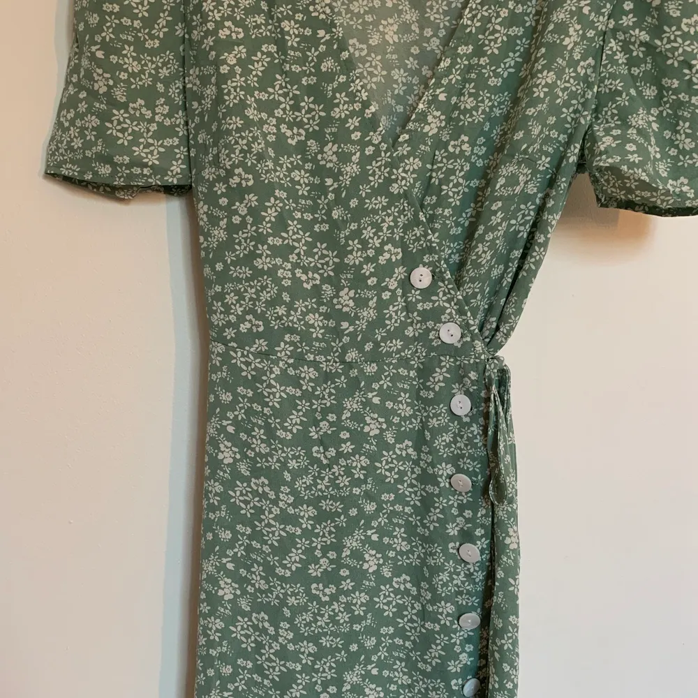 Så fin grön veckad klänning från shein som jag tyvärr måste sälja då den inte satt som önskat på just mig🥰. Klänningar.