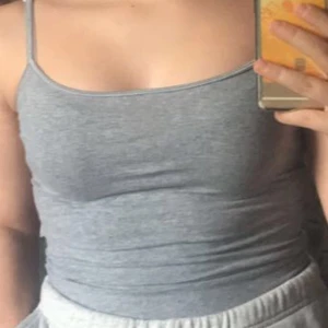 grått linne - grått basic linne. det står inget märke 💞💞💞