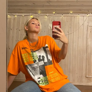 Oversized orange t-shirt - Jättecool orange t-shirt från Shein som jag inte använder. Använt 1 gång. Färgen är mycket starkare i verkligheten än på bilderna. 