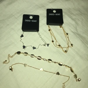 Smycken - Säljer 4 mycket fina armband ✨ tre guld och ett silver, alla är oanvända och nya, säljer pga att dom aldrig kommer till användning🦋 original pris 69kr styck, jag säljer alla tillsammans för 150kr eller en och en för 30kr styck vilket är ett väldigt fymdigy pris för så fina smycken! 